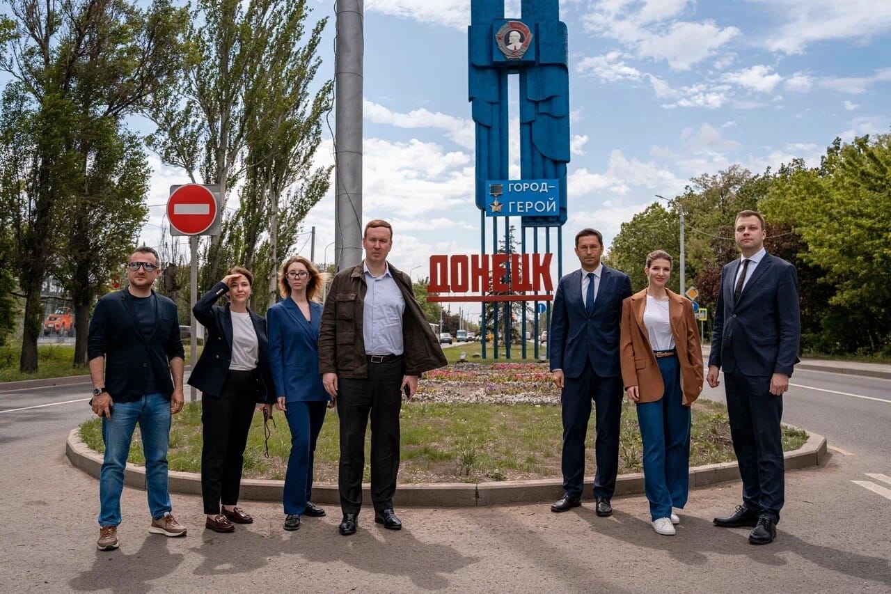 Директор департамента государственного протокола министерства иностранных дел фашистской россии Игорь Богдашев и его подчиненные на ВОТ г. Донецк, Украина, конец мая 2025 г.